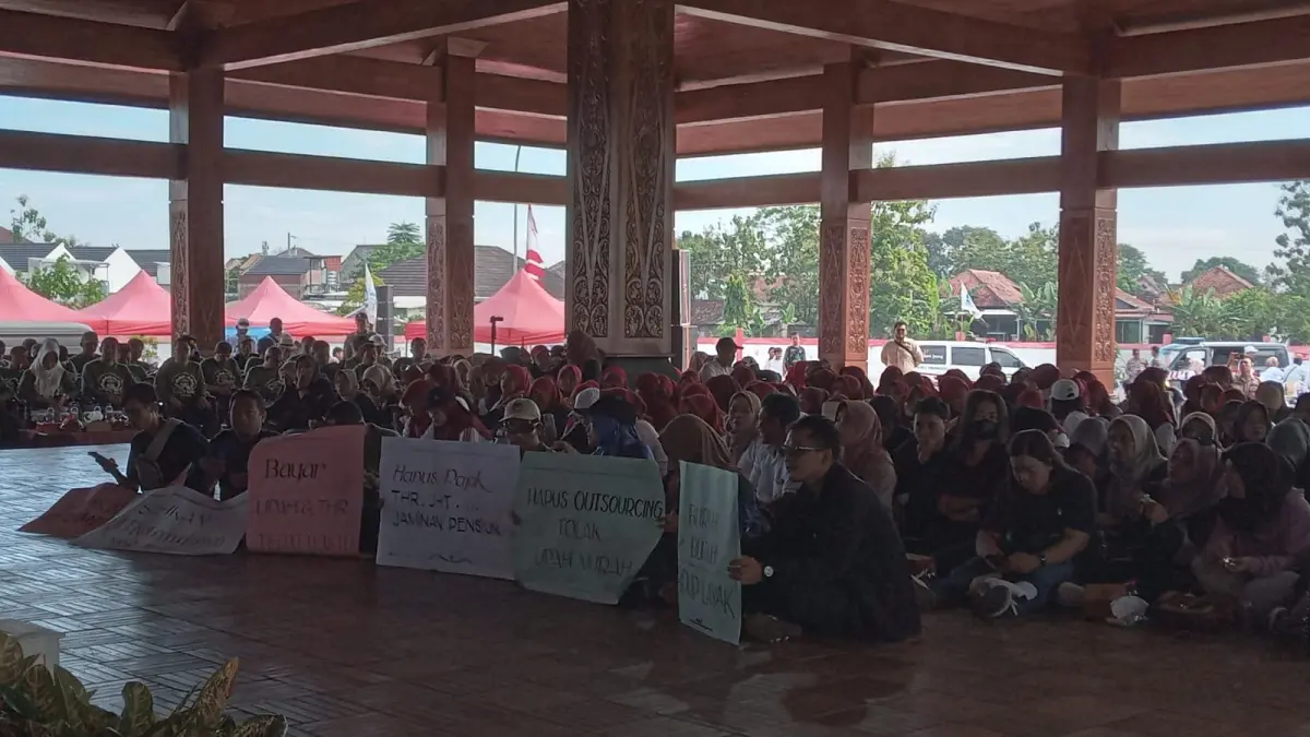 Ratusan pekerja bentangkan poster tuntutan pada peringatan May Day di Taman Budaya Suryani Sukoharjo, Jumat (1/5). (IWAN KAWUL/RADAR SOLO) 