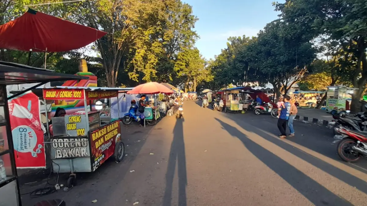 Ratusan PKL berjualan di kawasan Alun-Alun Karanganyar. (Rudi Hartono/Radar Solo)