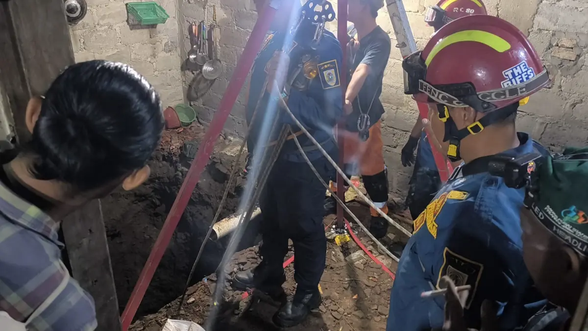 Tim gabungan melakukan evakuasi warga Desa Sedayu, Kecamatan Tulung, Klaten yang terperosok septic tank. (Dokumentasi Polres Klaten)
