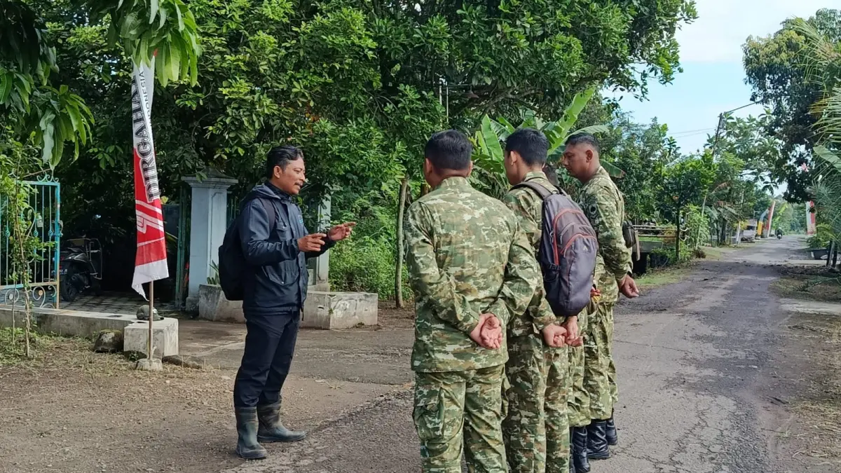 Tim Penerangan Kodim 0725 Sragen berkoordinasi dengan personel TMMD Reguler ke-128 Kodim 0725 Sragen di Desa Puro, Karangmalang, Sragen. (Ahmad Khairudin/Radar Solo)