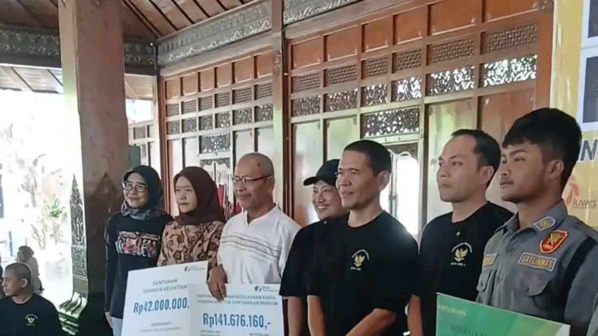 Wali Kota Solo Respati Ardi memberikan hak kepada pekerja rentan pada May Day di Balai Kota Solo, Jumat (1/5/2026). (Damianus Bram/Radar Solo) 