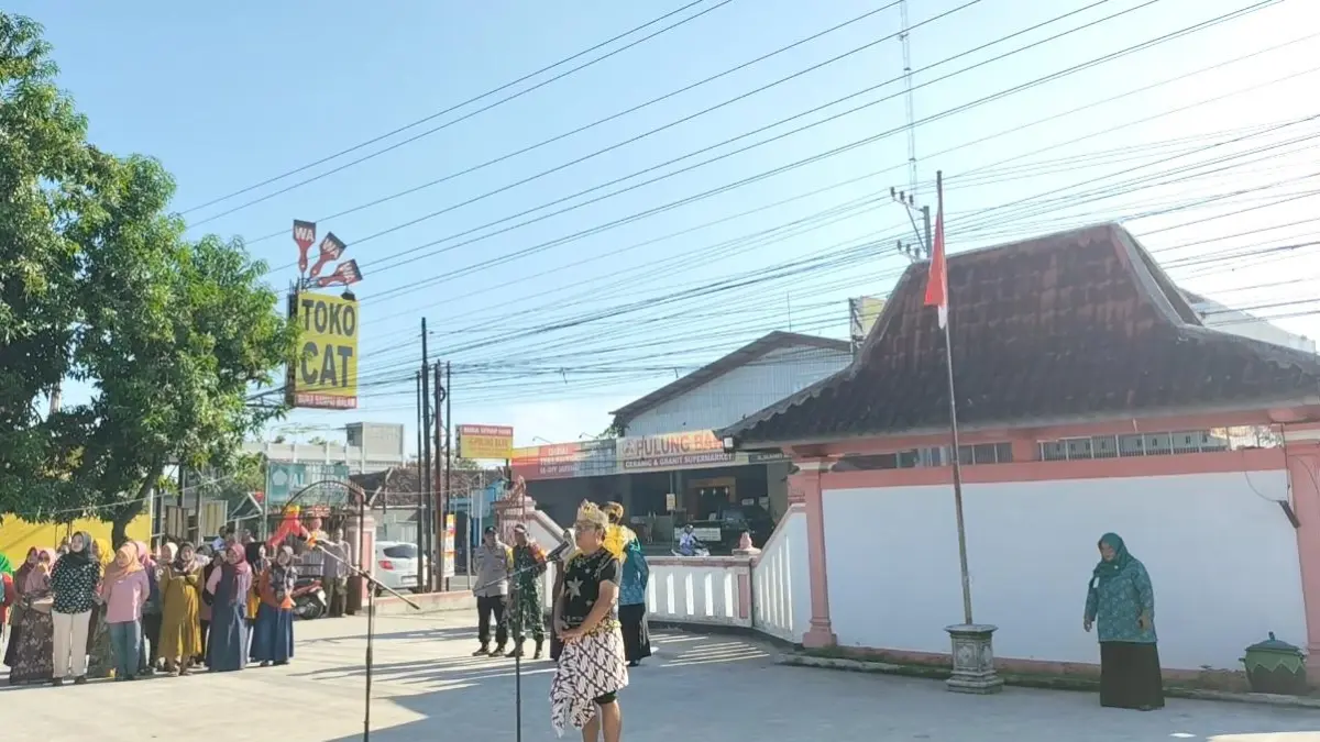 Aksi unik peringatan Hardiknas dengan upacara dipimpin tokoh Gatotkoco, Sabtu (2/5/2026). (Iwan Kawul/Radar Solo)