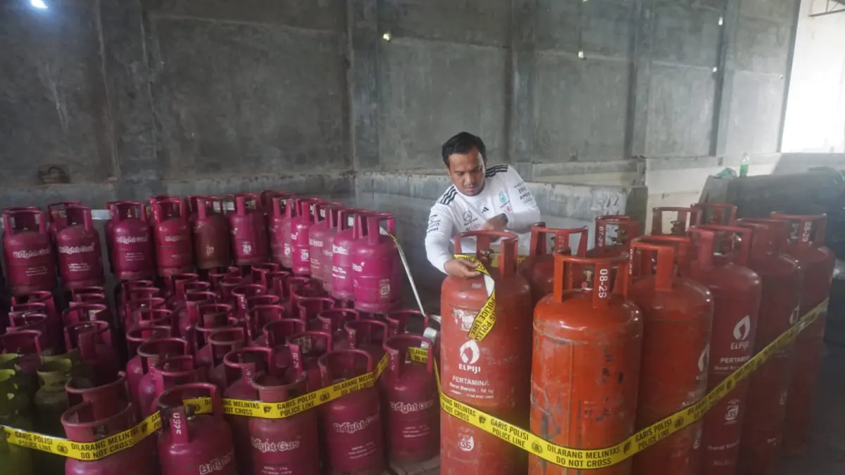 Bareskrim Mabes Polri pasang police line barang bukti gas oplosan, Sabtu (2/5/2026). (Angga Purenda/Radar Solo)