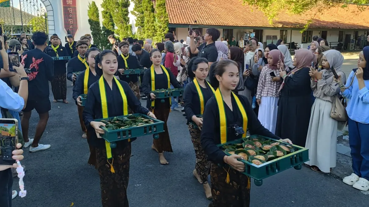 Barisan penari dan abdi dalem berjalan membawa apam dalam pembukaan acara  Mangkunegaran MakaN-MakaN 2026 pada Jumat (1/5/2026). 