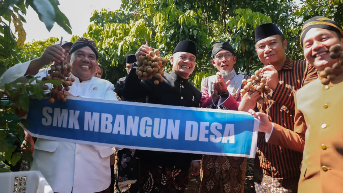 Gubernur Jateng Ahmad Luthfi memetik buah hasil perkebunan SMKN 1 Kedawung Sragen di sela-sela peringatan Hardiknas 2026.