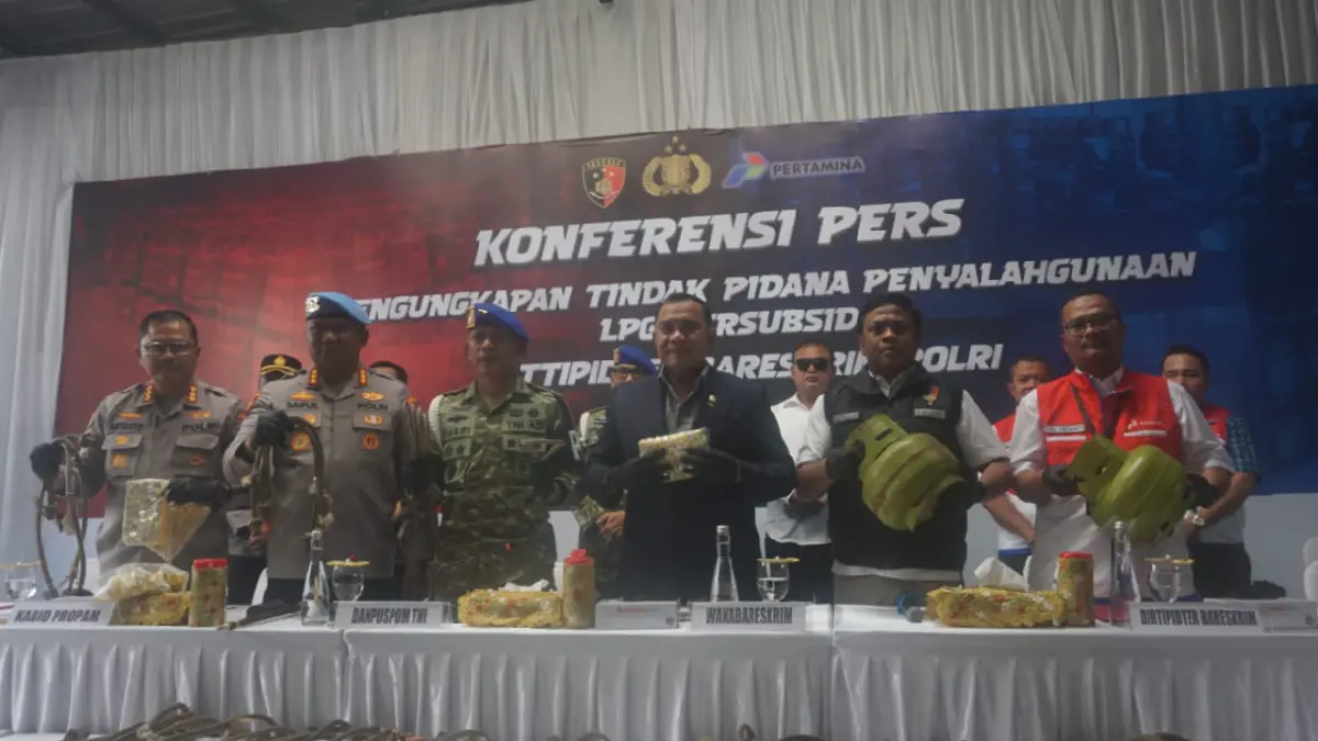 Jajaran Bareskrim Polri saat memperlihatkan barang bukti yang diamankan dari tindak pengoplosan gas LPG bersubsidi di Desa Sekaran, Kecamatan Wonosari, Klaten. (Angga Purenda/Radar Solo)