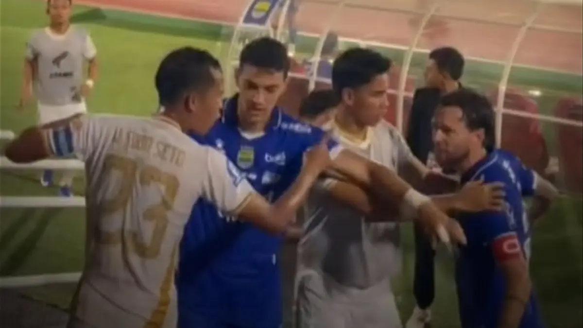 Kapten tim Bhayangkara FC Wahyu Subo Seto dan gelandang Persib Marc Klok bersitegang. (ISTIMEWA) 