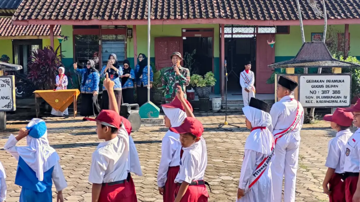 Letda Arh Jelang Abrianto, Danton Satgas TMMD Reguler ke-128, saat menjadi inspektur upacara peringatan Hardiknas 2026 di SD Negeri Plumbungan IV, Sragen.