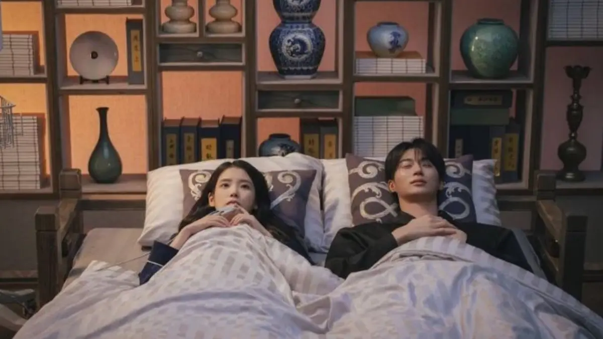 Momen malam pertama Seong Hui Ju (IU) dan Pangeran Ian (Byeon Woo Seok). (MBC)