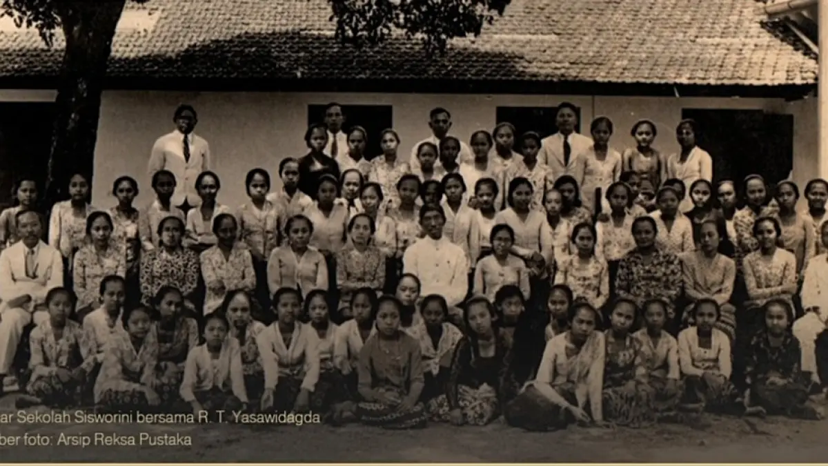 Para pengajar di Sekolah Sisworini Pura Mangkunegaran bersama murid-muridnya. (DOK. ARSIP REKSA PUSTAKA PURA MANGKUNEGARAN) 