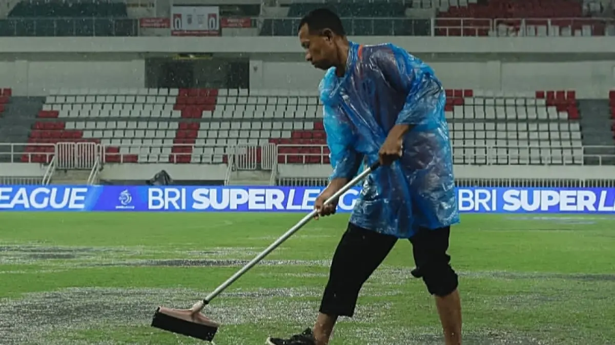 Stadion Jatidiri hujan deras, membuat laga Persis Solo vs Malut United ditunda, Sabtu malam (2/5/2026). (TIM MEDIA PERSIS SOLO)