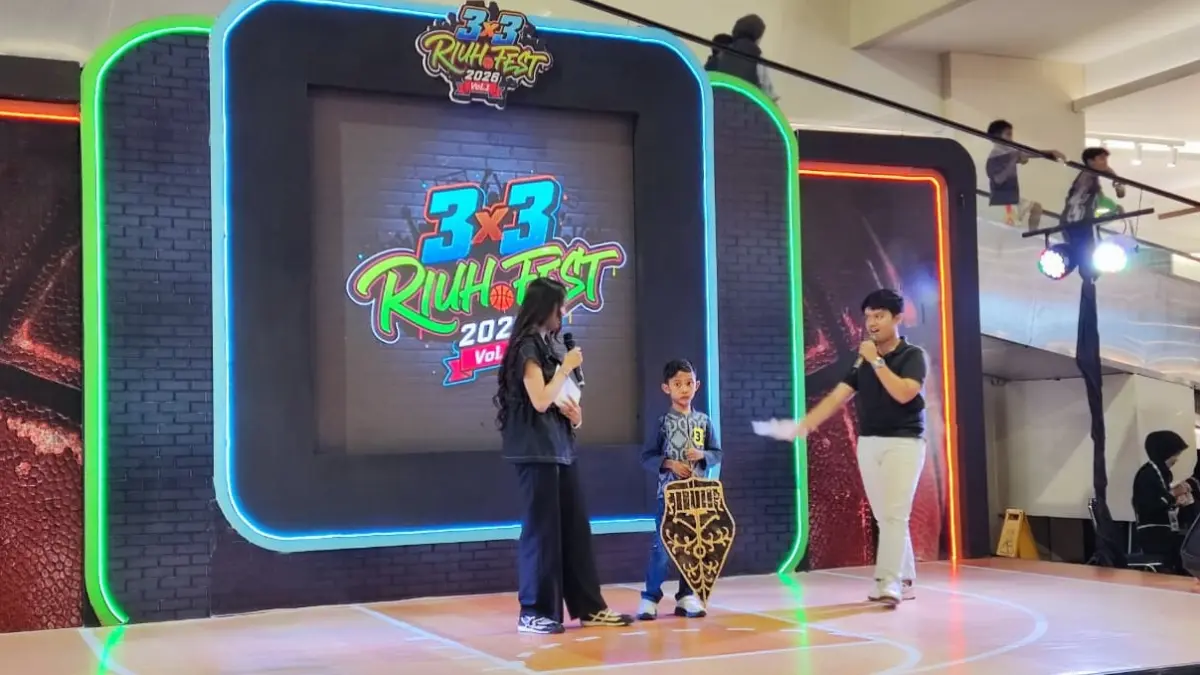 Tak hanya pertandingan basket, suasana festival juga semakin terasa dengan hadirnya berbagai penampilan hiburan. Di antaranya lomba menyanyi anak-anak hingga fashion show yang ikut memeriahkan acara di atrium mall.