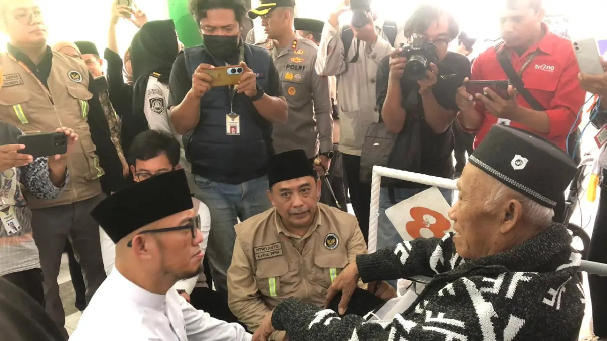 Wakil Menteri Haji dan Umrah Daniel Anzar Simanjutak temui CJH di Asrama Haji Donohudan, Sabtu (2/5/2026). (Abdul Khofid/Radar Solo)