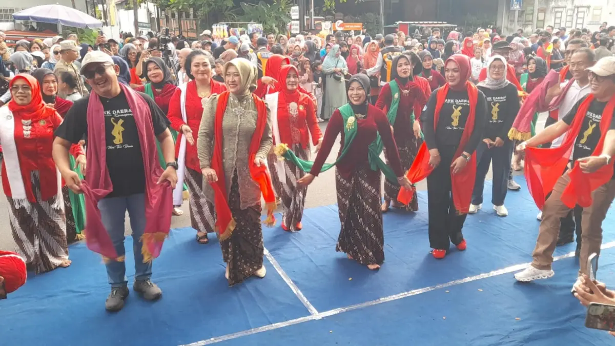 Bupati dan Wakil Bupati Karanganyar bersama istri saat memperingati Hari Tari Dunia di CFD Jalan Lawu, Minggu (3/5/2026). (Rudi Hartono/Radar Solo)