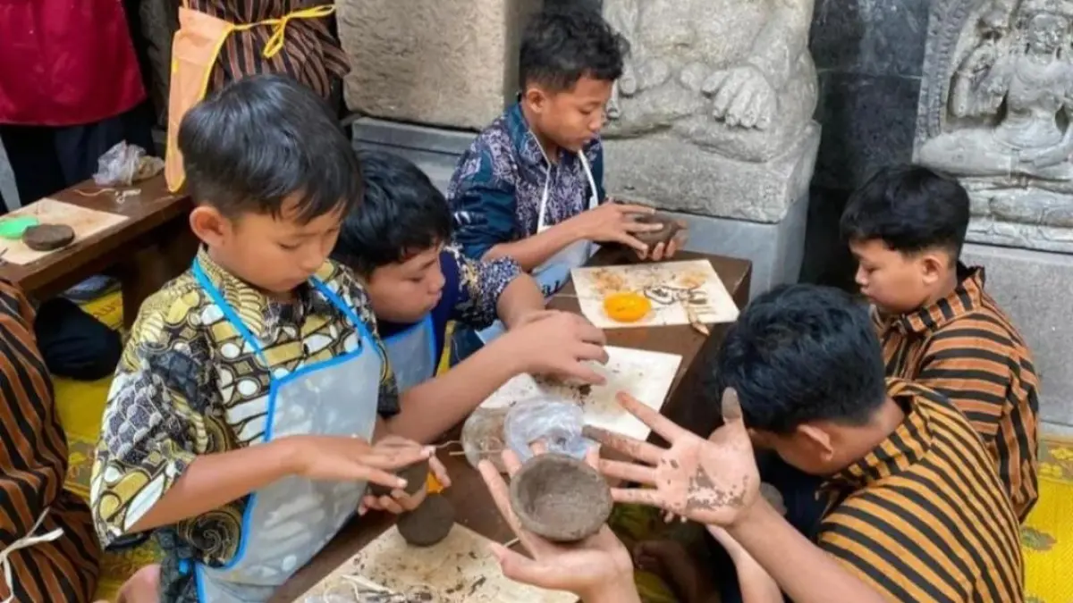 CERIA: Anak-anak bermain lempung dalam pembelajaran membuat gerabah di Museum Radya Pustaka. (ALFIDA NURCHOLISAH/RADAR SOLO)