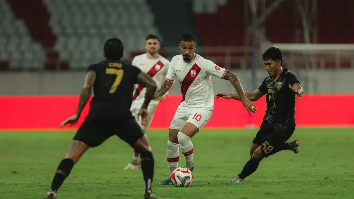 HASIL MENGECEWAKAN: Striker Persis Solo Dimitri Lima dijaga ketat pemain Malut United di Stadion Jatidiri, Sabtu malam (2/5). (TIM MEDIA PERSIS SOLO)