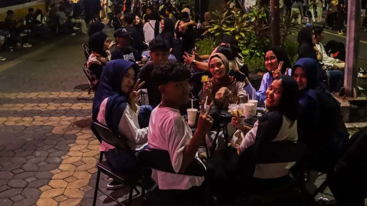 Ilustrasi pelanggan coffe shop di city walk Jalan Slamet Riyadi. (M.IHSAN/RADAR SOLO)