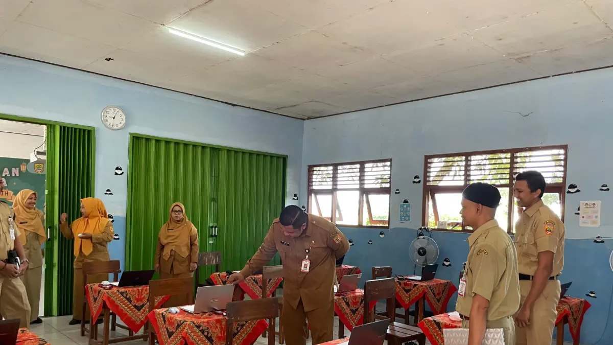 Kepala Dinas Pendidikan dan Kebudayaan Sukoharjo Havid Danang Purnomo Widodo cek kesiapan SPMB di sejumlah sekolah.