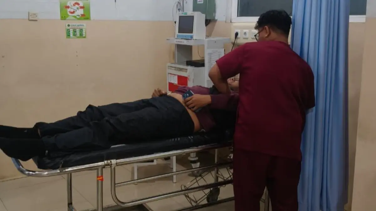 Korban kecelakaan tunggal di jalan Wonosegoro–Karanggede dievakuasi personel Damkar Boyolali ke fasilitas kesehatan terdekat, Sabtu (2/5/2026) malam.&nbsp;