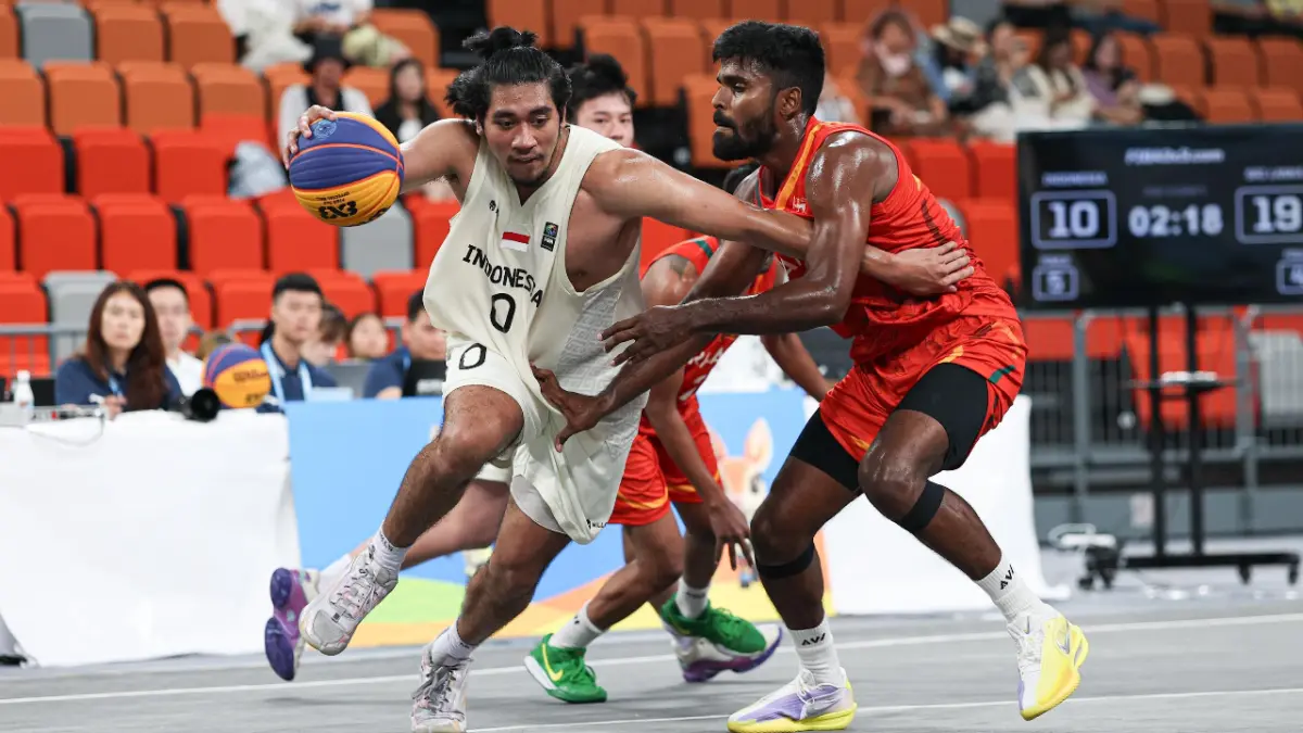 Pebasket asal Kota Solo Halmaheranno Aprianto Lolaru Hady saat membela Timnas Basket 3x3 Putra saat melawan Sri Lanka pada laga kedua Asian Beach Games Sanya 2026. (NOC Indonesia/Naif Muhammad Al’as)
