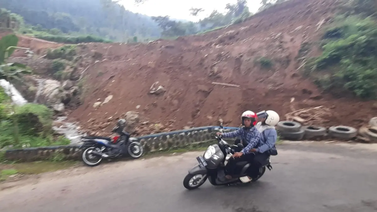 Perbukitan di Desa Berjo, Kecamatan Ngargoyoso, Karanganyar yang dikeruk, Minggu (3/5/2026). (Rudi Hartono/Radar Solo)