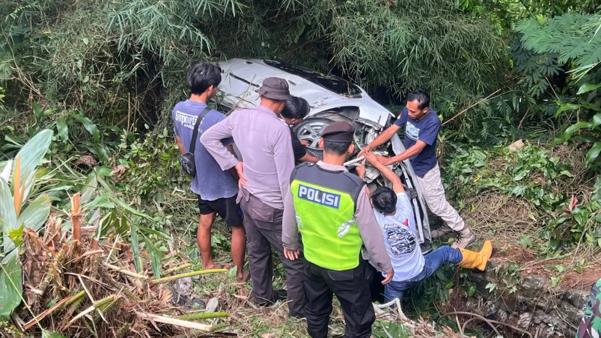 Polisi dan relawan evakuasi mobil terjun ke jurang di Tawangmangu, Karanganyar, Minggu (3/5/2026) siang. (Rudi Hartono/Radar Solo)