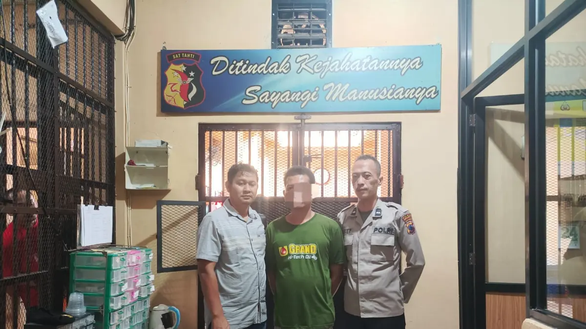 W alias Wahyu, 39, (tengah) warga Grobogan ditangkap polisi karena menipu wanita asal Sambirejo, Sragen lewat perpesanan hijau. (Ahmad Khairudin/Radar Solo)
