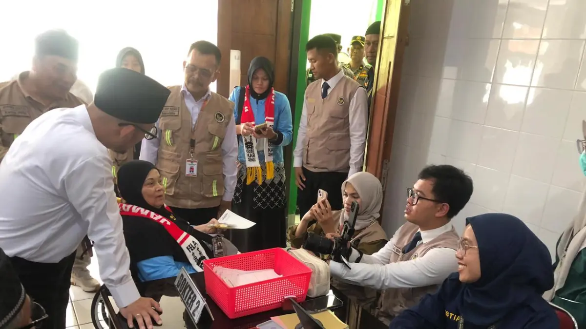 Wamenhaj Dahnil Anzar Simanjuntak saat mengunjungi Asrama Haji Donohudan, Boyolali. (ABDUL KHOFID/RADAR SOLO) 