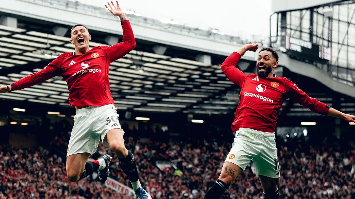 Benjamin Sesko (kiri) merayakan gol dengan Matheus Cunha (kanan) dalam pertandingan sepak bola Ligga Inggris Antara Manchester United vs Liverpool di Old Trafford pada 3 Mei 2026. (X.com/@manutd)