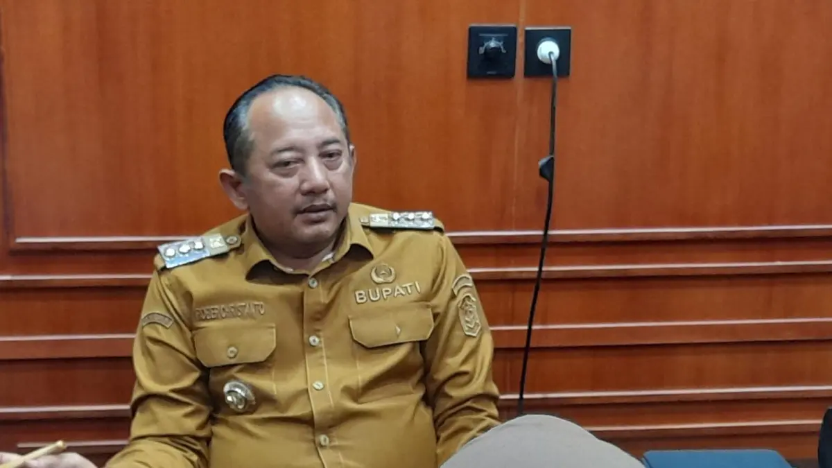 Bupati Karanganyar Rober Christanto memberi tanggapan terkait penangkapan staf ahlinya berinisial AM. (Rudi Hartono/Radar Solo)
