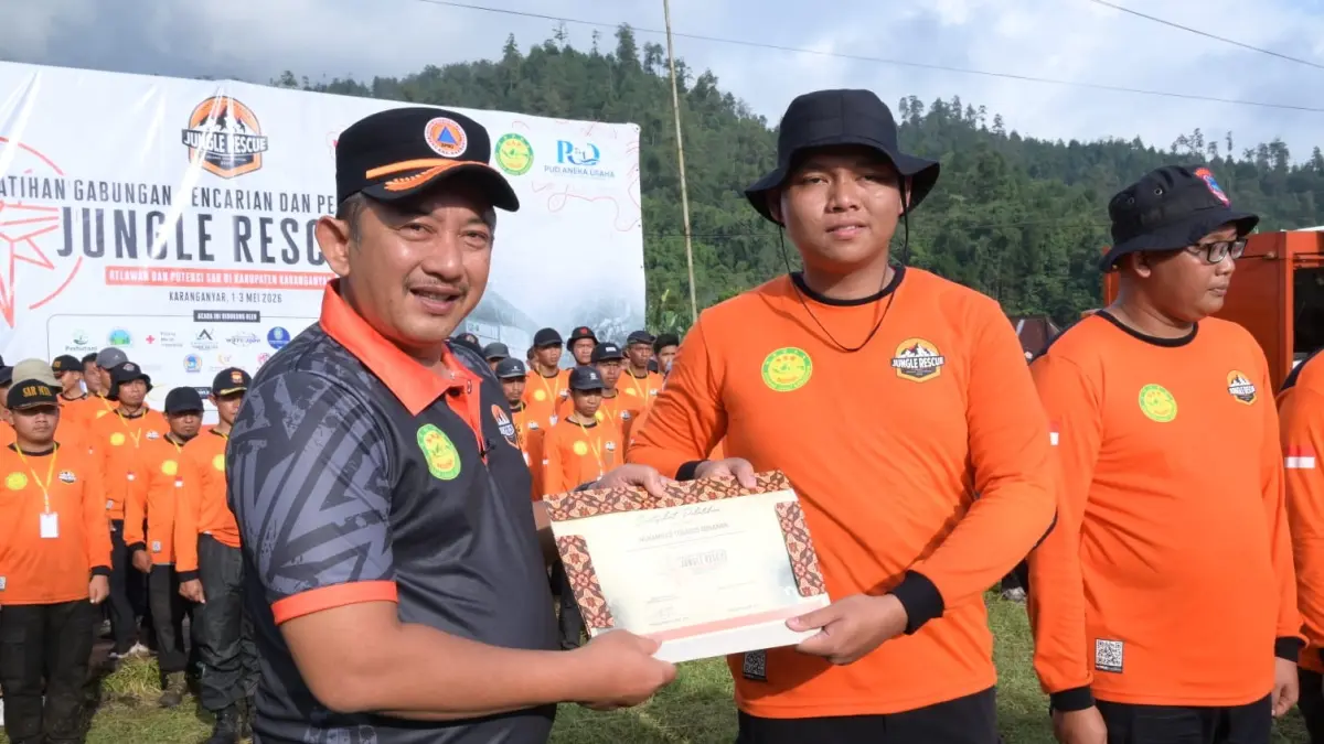 Bupati Karanganyar Rober Christanto, saat menutup kegiatan Latihan Gabungan (Latgab) Pencarian dan Pertolongan (SAR) Jungle Rescue. (Rudi Hartono/Radar Solo)