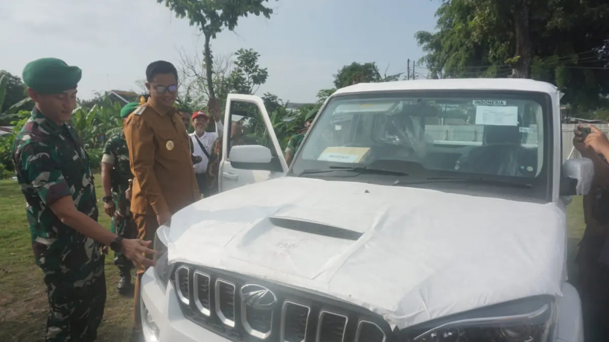 Dandim 0723/Klaten Letkol Inf Slamet Hardianto bersama Bupati Klaten Hamenang Wajar Ismoyo cek kondisi mobil operasional KDMP di Lapangan Asrama Kodim 0723/Klaten, Senin (4/5/2026). (ANGGA PURENDA/RADAR SOLO)