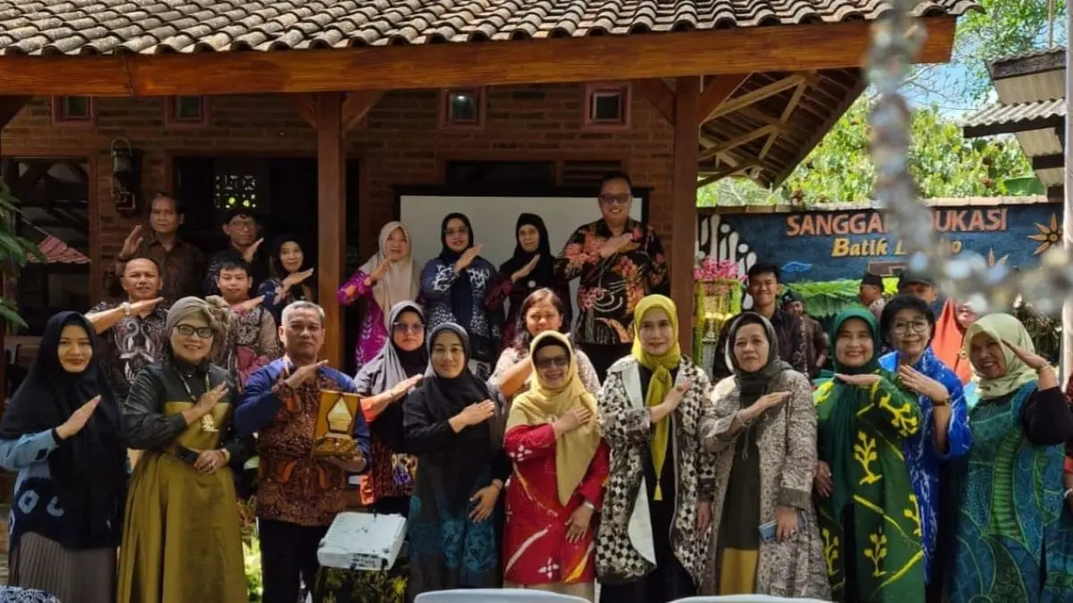 Tim Fakultas Ekonomi dan Bisnis/S-1 Akuntansi UNS yang dipimpin Prof. Dr. Rahmawati menggelar Program Kemitraan Masyarakat Internasional (PKMI) untuk bangkitkan kualitas batik ciprat di di Dusun Gono Barat, Desa Gonoharjo, Kabupaten Kendal, Jateng. (DOK.UNS)