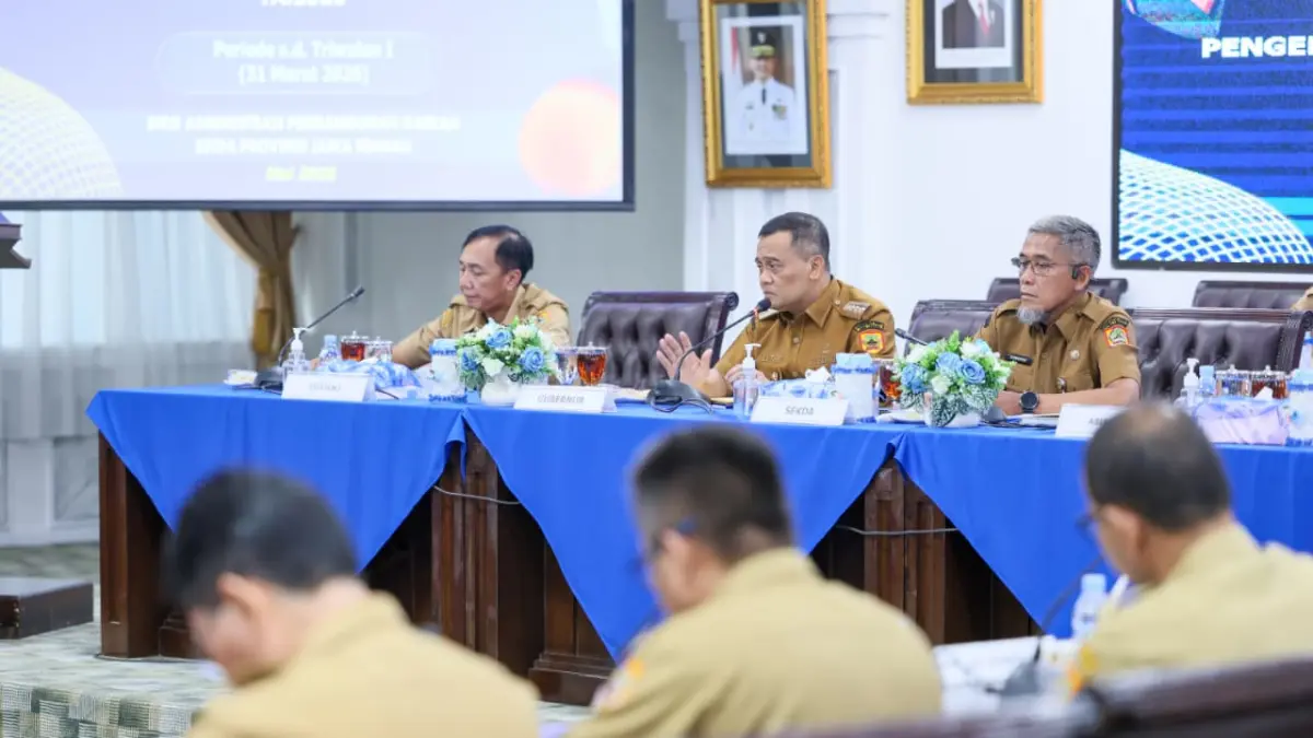 Gubernur Jateng Ahmad Luthfi (tengah) pimpin rapat koordinasi Pengendalian Operasional Kegiatan (POK) di Kantor Gubernur Jawa Tengah, Senin (4/5/2026). (PEMPROV JATENG)