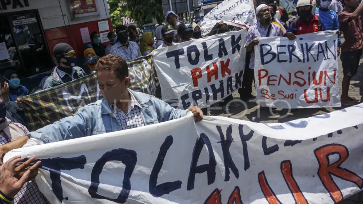 Ilustrasi buruh demo tolak PHK. (ANTARA FOTO/Harviyan Perdana Putra)