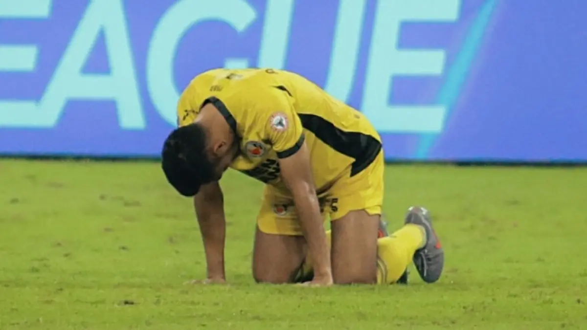 Pemain Semen Padang lesu usai terdegradasi dari Super League. (INSTAGRAM SEMEN PADANG) 