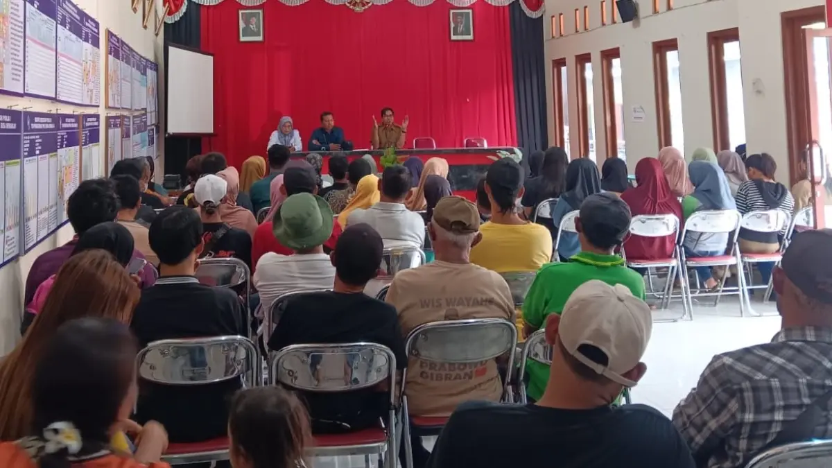 Puluhan nasabah saat mengadu ke Pemdes Demakijo dan perwakilan bank di aula Desa Demakijo, Karangnongko, Klaten. (Angga Purenda/Radar Solo)