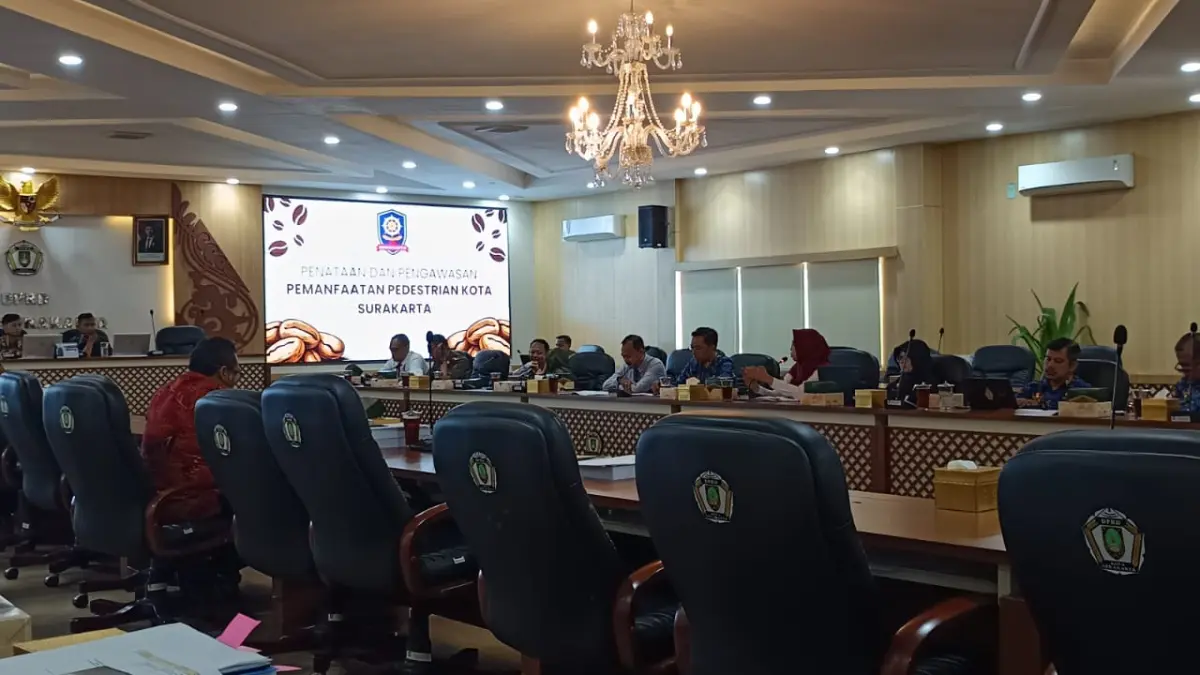 Rapat koordinasi Komisi III dan Pemkot Solo terkait pendapatan asli daerah. (A Christian/Radar Solo)