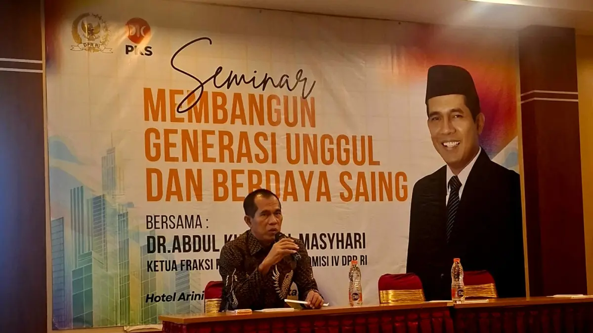 Wakil Ketua Komisi IV DPR RI Abdul Kharis Almasyhari mengisi seminar mahasiswa di Solo.  