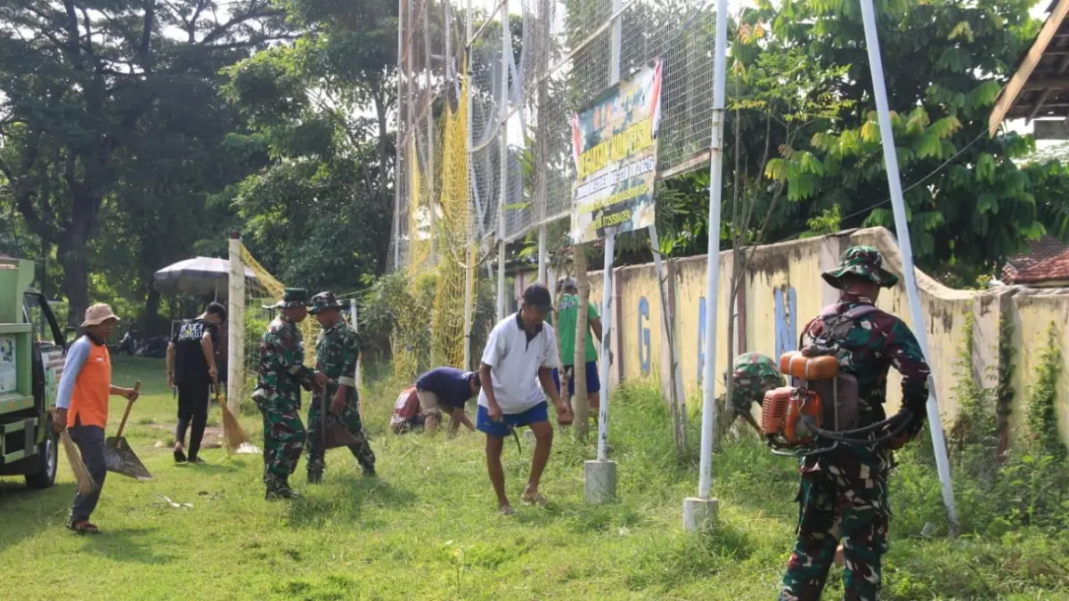 Warga bersama satgas TMMD Kodim 0725 Sragen gotong royong bersihkan kantor Kelurahan Plumbungan, Karangmalang, Sragen, Senin (4/5/2026). (Ahmad Khairudin/Radar Solo)