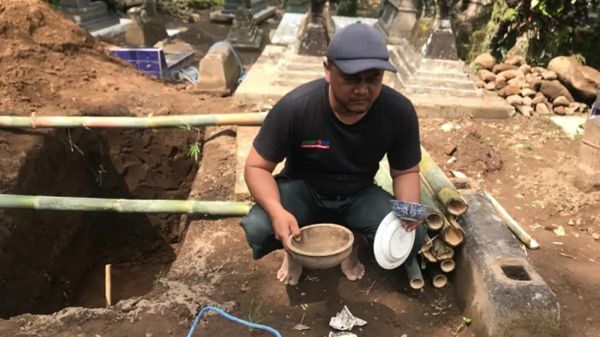 Warga Desa Belok, Kecamatan Cepogo, Boyolali temukan barang antik saat gali malam, Senin (4/5/2026). (ABDUL KHOFID/RADAR SOLO) 