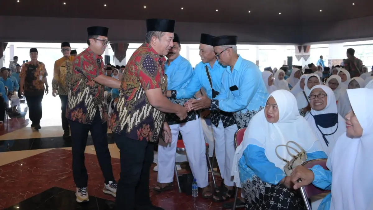 Bupati Karanganyar Rober Christanto bersama Wabup Adhe Eliana melepas 595 CJH, Selasa (5/5/2026). (Rudi Hartono/Radar Solo)