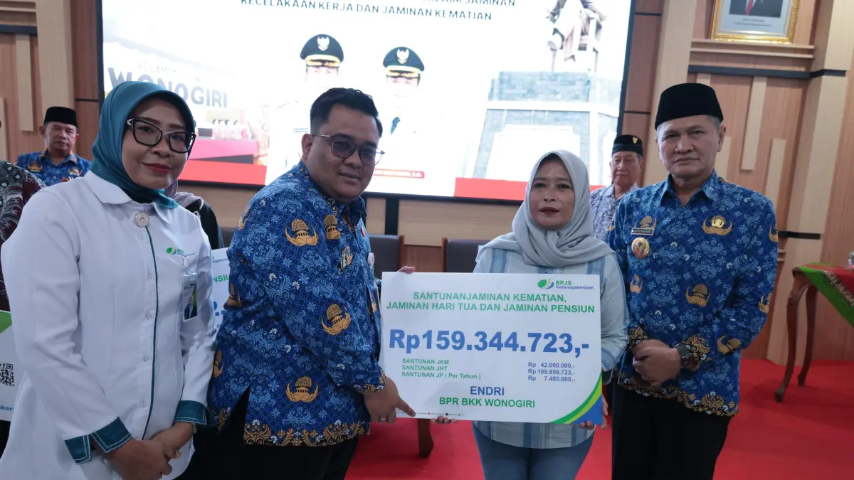 Bupati Wonogiri Setyo Sukarno (kanan) dan Wakil Bupati Wonogiri Imron Rizkyarno (dua dari kiri) serahkan santunan kecelakaan kerja Senin (4/5/2026). (IWAN ADI/RADAR SOLO)