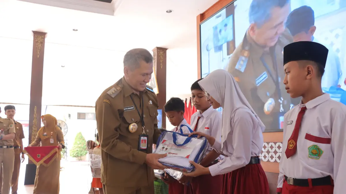 Bupati Wonogiri Setyo Sukarno serahkan seragam gratis kepada murid SD pada 2025. (DOK.IWAN ADI/RADAR SOLO)