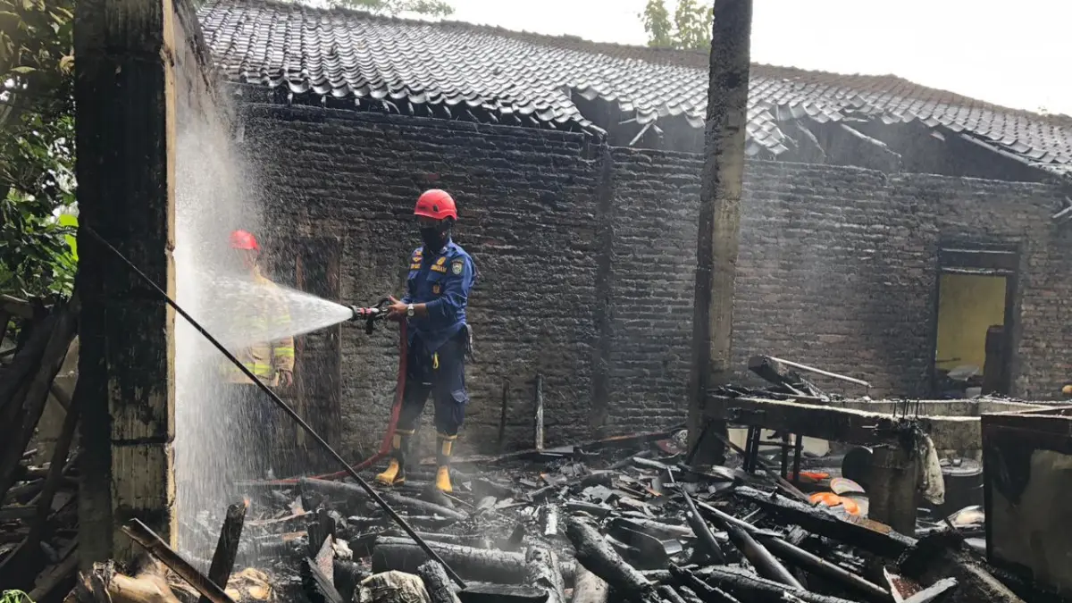 Damkar Boyolali lakukan pendinginan pasca kebakaran yang melanda rumah milik Hadi Mulyono (61) di Dukuh Kedung Banteng, Desa Cabean Kunti, Kecamatan Cepogo, Boyolali, Selasa (5/5/2026) pagi. (ABDUL KHOFID/RADAR SOLO)
