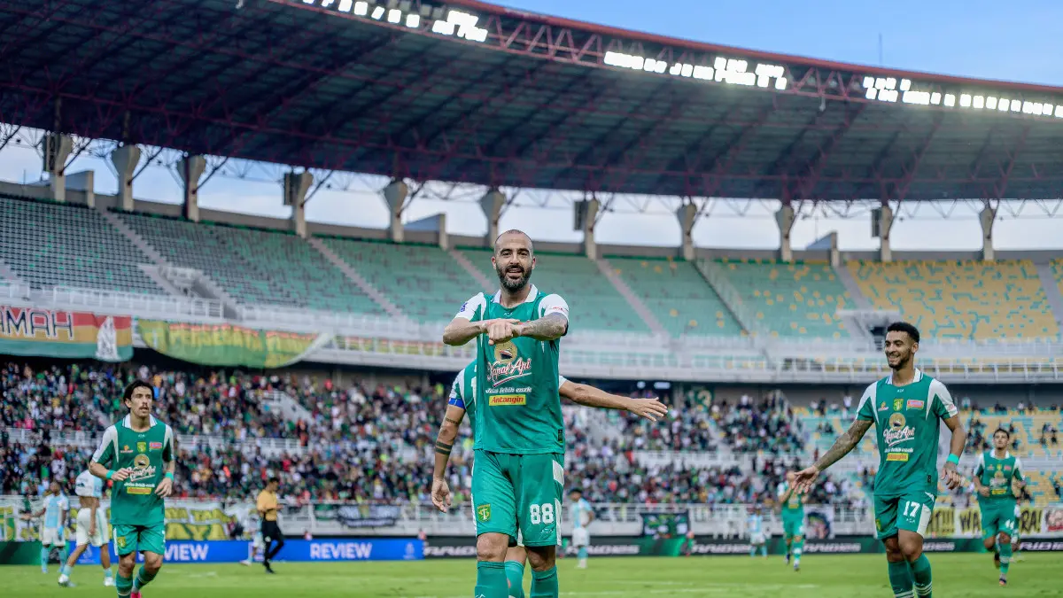GACOR: Gelandang asing Persebaya Surabaya Milos Raickovic selebrasi usai bobol gawang PSBS Biak di Stadion Gelora Bung Tomo (2/5). (TIM MEDIA PERSEBAYA SURABAYA)&nbsp;