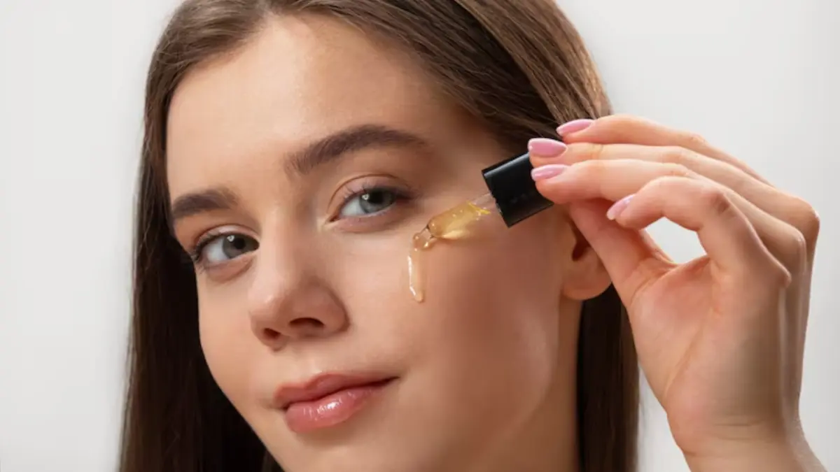 Ilustrasi memakai serum wajah. (Freepik)