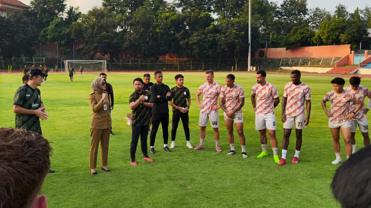 NIKKO AUGLANDY URDIYAN/RADAR SOLO
‎BERI SUPPORT: Wakil Wali Kota Solo Astrid Widayani saat hadir memberi dukungan dan semangat ke pemain Psrsis Solo di Stadion UNS, Selasa (5/5/2026)