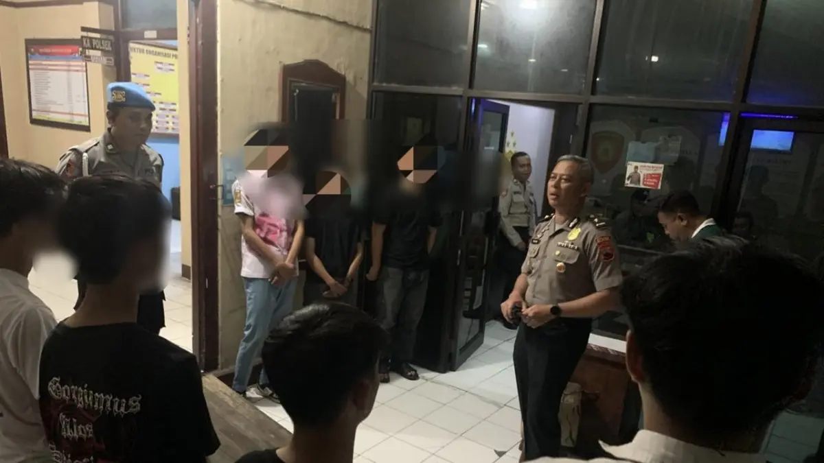 Petugas gabungan kepolisian membubarkan aksi konvoi belasan pelajar yang melintas di jalur utama Jogja–Solo, Klaten. (Dokumentasi Polres Klaten)