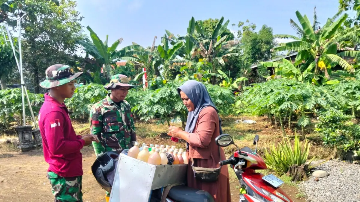 Satgas TMMD Kodim 0725 Sragen di Desa Puro, Kecamatan Karangmalang memborong dagangan penjual jamu keliling, Selasa (5/52026). (Ahmad Khairudin/Radar Solo)